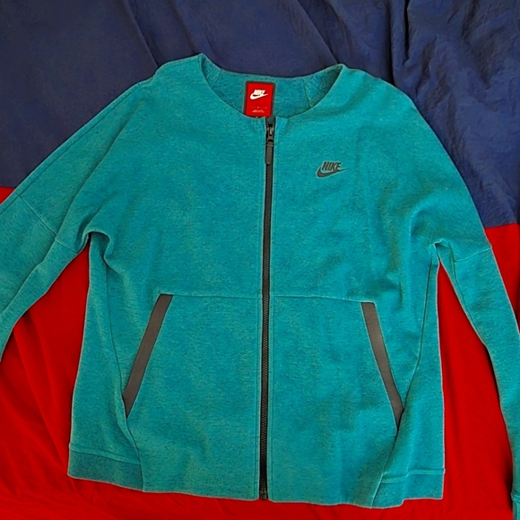 Nike Tech Fleece Sweater - Picture 2 of 4